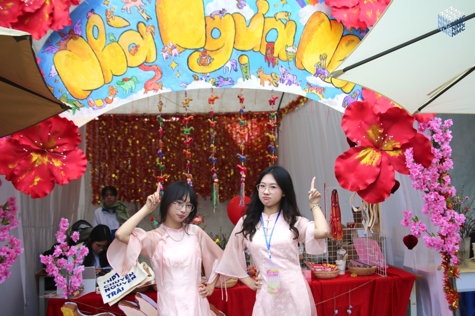 Sắc xuân ngập tràn tại Hội chợ “Tết Xuân Bính Ngọ” THPT Chuyên Nguyễn Trãi